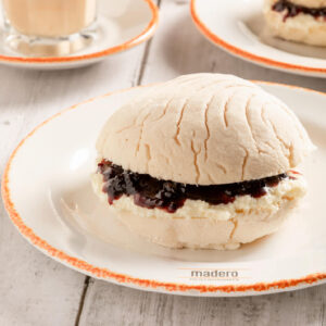 Concha rellena de nata y mermelada